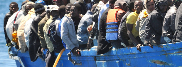 Ein Boot mit Flüchtlingen aus Afrika ist auf dem Weg zur italienischen Küste der Insel Lampedusa.
