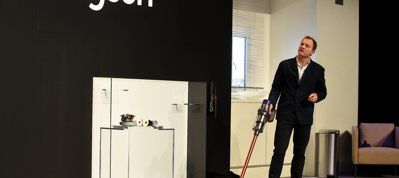 Jake Dyson, Sohn des britischen Erfinders James Dyson, stellt als Chef-Ingenieur des Staubsaugerherstellers das neue Modell in Paris vor.