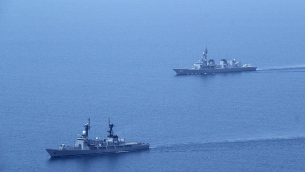 Japanisches und philippinisches Kriegsschiff im Südchinesischen Meer am 12. Mai 2015. 34350986