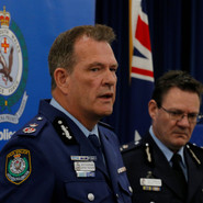 Der Vizechef der australischen Bundespolizei, Michael Phelan, klärt am Freitag auf einer Pressekonferenz in Sydney über die neuen Polizeierkenntnisse auf.