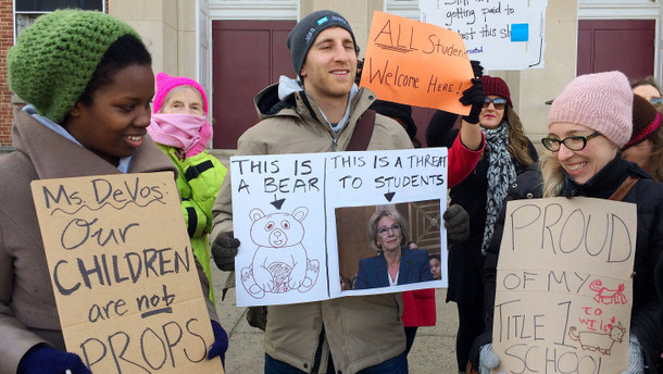 Schulbesuch in Washington: Demonstranten schlagen Bildungsministerin in die Flucht