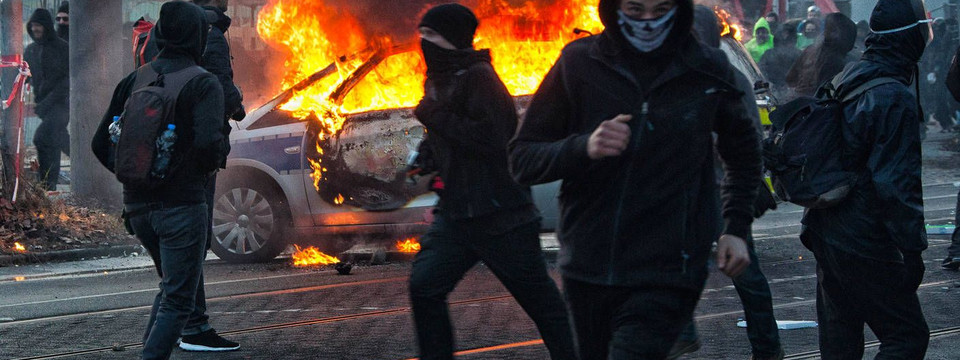 В Германии беспорядки, центр Франкфурта напоминает поле боя.