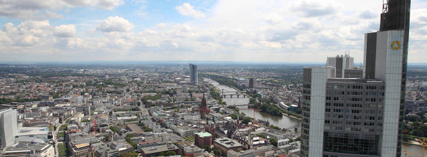 In der Commerzbank bekommen nur ganz wenigen Mitarbeiter mehr Geld als die Vorstände.