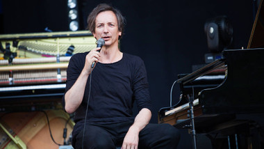 Ein Klavier, ein Klavier: Volker Bertelmann haut auf der Bühne des Palmengartens aber auch noch zwei Player-Pianos dabei. 