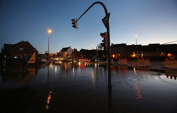 28. November 2016. Heftige Windböen haben an der Ostsee für Hochwasser gesorgt. Die Kreuzung am Schiffbauerdamm und Teile des Hafens von Wismar stehen unter Wasser.