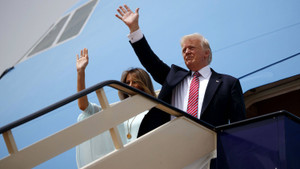 Melania Trump schlägt Hand ihres Gatten weg