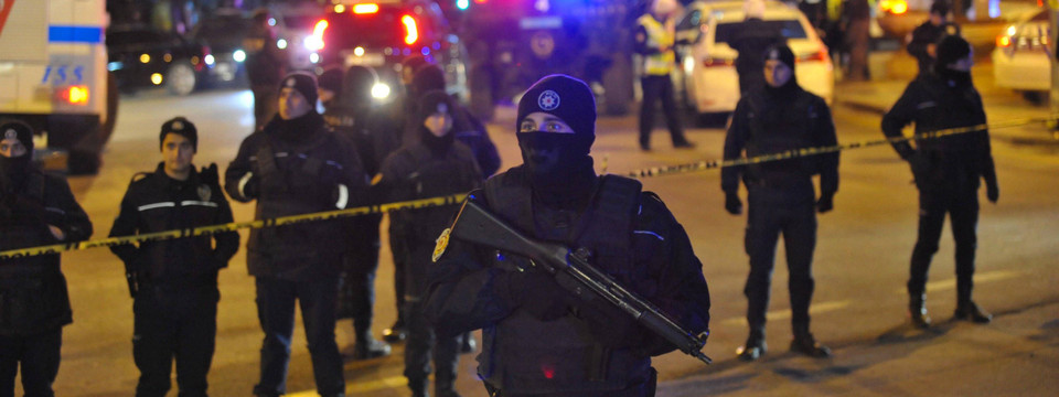 Türkische Polizisten unmittelbar nach dem Attentat in der Umgebung des Tatorts in Ankara