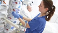Mehr Verdienst für Krankenschwestern - das fänden viele Deutsche gerecht.