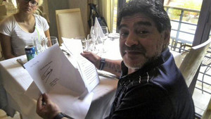 Maradona präsentiert Brief von Fidel Castro