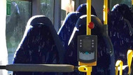 Bussitze oder Burka-Träger?