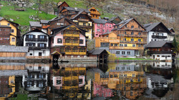 Alpenidylle im Original: Die charakteristischen pastellfarbenen Häuser des österreichischen Hallstatt spiegeln sich im Hallstätter See.