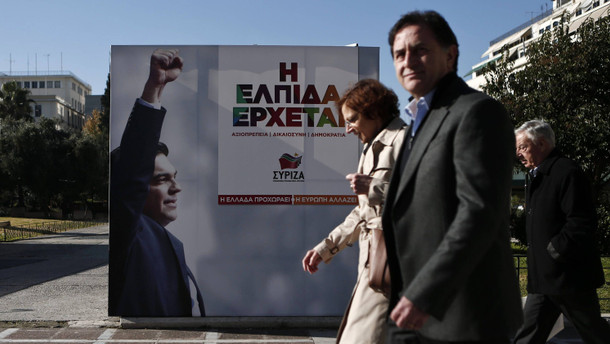 Die Wahl in Griechenland wirft ihren Schatten voraus: Experten erwarten Marktverwerfungen und frieren deswegen einen Rentenfonds ein People walk past a banner with an image of Tsipras at the party's pre-election kiosk in Athens