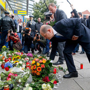 Bürgermeister Olaf Scholz am Samstag am Tatort in Hamburg