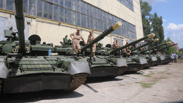 Ukrainische Soldaten inspizieren Panzer im Osten der Ukraine. 32887675