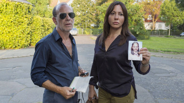 Die Hauptkommissare Eva Saalfeld (Simone Thomalla) und Andreas Keppler (Martin Wuttke) suchen im Umfeld der Schule nach dem entführten Mädchen Magdalena.