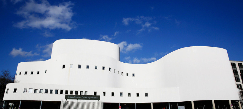 Blick auf das Schauspielhaus in Düsseldorf. Blauer Himmel, weiße Fassade.