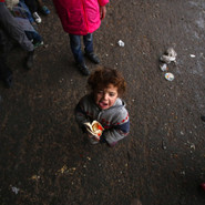 Dieses Kind ist mit seiner Familie aus den Rebellengebieten geflohen und wohnt nun in einer Unterkunft im Osten Aleppos.