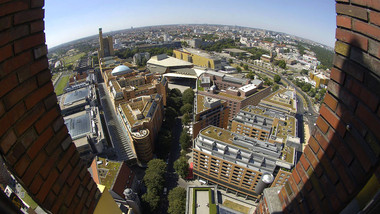 Blick auf das Einkaufszentrum der Arkaden (l) am Potsdamer Platz, das frühere DaimlerChrysler-Areal (dahinter), das Musical-Theater (M) und die Staatsbibliothek (gelb).