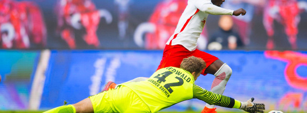 Was hat das mit Geld zu tun? Naby Keita von RB Leipzig überwindet den Bremer Torwart Felix Wiedwald beim Bundesligaspiel am 23. Oktober in Leipzig.