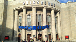 Die Besetzer nennen es eine „transmediale Theaterinszenierung“: Die Berliner Volksbühne hat ungebetenen Besuch erhalten.