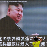 Nordkoreas Diktator Kim Jong Un auf einer Großleinwand in Tokio