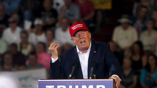 Trump am Freitag in Alabama Republican presidential candidate Donald Trump speaks at a rally held in Ladd-Peebles stadium in Mobile