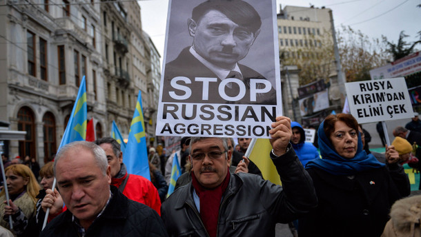 Krim-Tataren organisierten diese Demo gegen Putin in Istanbul 32049695