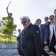 Nach dem Gedenken: Außenminister Steinmeier verlässt den Mamajew-Hügel im Stadtzentrum Wolgograds.