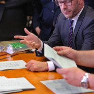 Mitglieder des Wahlausschusses zählen die Stimmzettel neu aus - und verkünden anschließend ein kleines politisches Erdbeben.