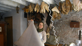 Nur zwei bis drei Paar Schuhe fertigt Gabriele Gmeiner pro Monat an. Zum Schnäppchenpreis sind ihre tragbaren Kunstwerke natürlich nicht zu haben. Doch es gibt ja noch den einen oder anderen Prinzen aus dem Morgenland. 