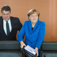 Warteposition: Sigmar Gabriel (SPD) und seine Partei macht die Beliebtheit der Kanzlerin zu schaffen. Derzeit regieren sie noch gemeinsam, wie bei dieser Kabinettssitzung im März.