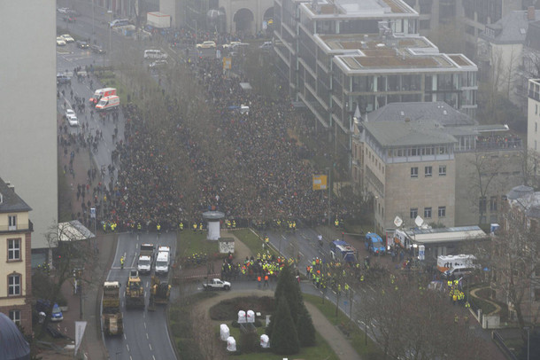 Auflauf: Ungezählte Zaungäste auf der Senckenberganlage