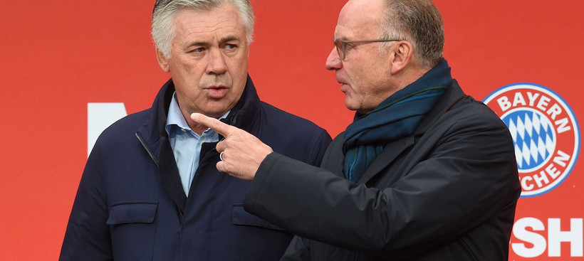 Da geht es raus: Karl-Heinz Rummenigge (rechts) weist Carlo Ancelotti den Weg.