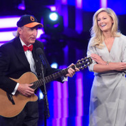 Blond und blond gesellt sich gern: Preisträgerin Helene Fischer lauscht der Laudatio von Otto Waalkes