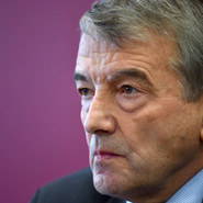 DFB-Präsident Wolfgang Niersbach versucht zu erklären, gerät aber in akute Nöte.