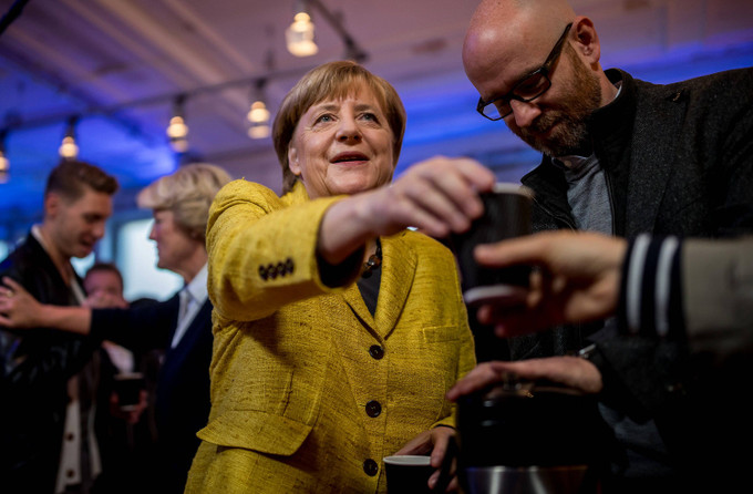 Nicht nur für Pressevertreter und Fußballstars: Angela Merkel schenkt im September 2017 Kaffee für die Wahlhelfer aus.