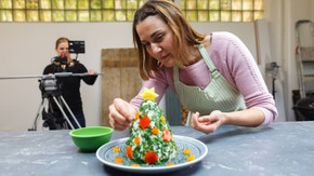 Anna Walz nutzt Kräuter, Basilikum und Petersilie als Tannennadeln und gelbe, orangefarbene und rote Paprika-Stücke als Weihnachtssterne.