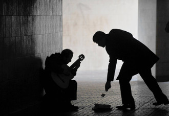 Die bislang größte Einzelspende kam von SAP-Mitgründer Dietmar Hopp. Er beglich damit die statistischen Staatsschulden für seine Frau, seine Kinder und sich