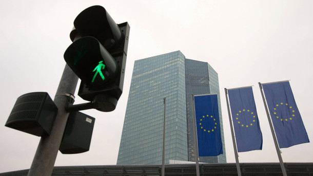 EZB Rat tagt unter der Leitung von Mario Draghi in Frankfurt - Ankunft der Teilnehmer sowie Pressekonferenz in der Europäischen Zentralbank nach der Sitzung