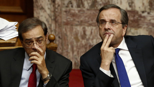 Ministerpräsident Antonis Samaras (r) und Finanzminister Gikas Hardouvelis haben allen Grund zur Sorge Greece's Finance Minister Hardouvelis and Prime Minister Samaras attend a parliament session before a confidence vote for the country's coalition government in Athens