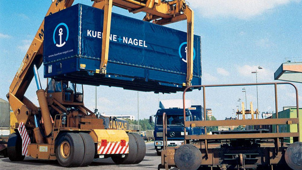 ein-container-wird-auf-einen.jpg