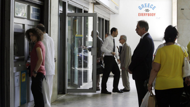 Am Geldautomat: Die Furcht vor dem Ansturm auf die Banken wächst. 34934615