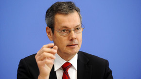 Der Wirtschaftsweise Peter Bofinger Wirtschaftsweiser Bofinger fordert nach Herabstufung mehrerer Euro-Laender mehr Behutsamkeit bei Sparbemuehungen