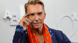 Modedesigner Wolfgang Joop versteigert seine Möbel. Interessenten gibt es genug.