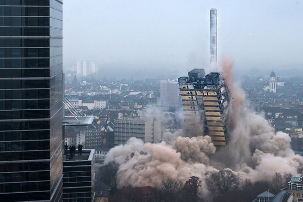 Abwärts: Innerhalb weniger Sekunden stürzte der AfE-Turm zusammen