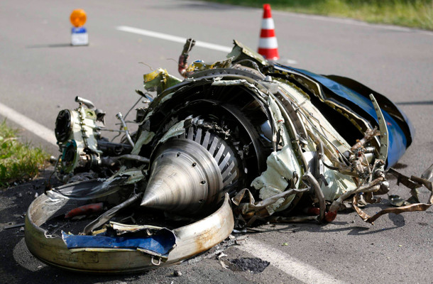 truemmerteile-des-learjets-in-einem-unbe