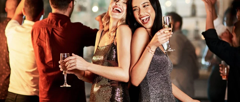 Festlich und stilvoll: Zehn Weihnachtsfeier-Outfits für Damen Test: Weihnachtsfeier Outfits Aufmacher