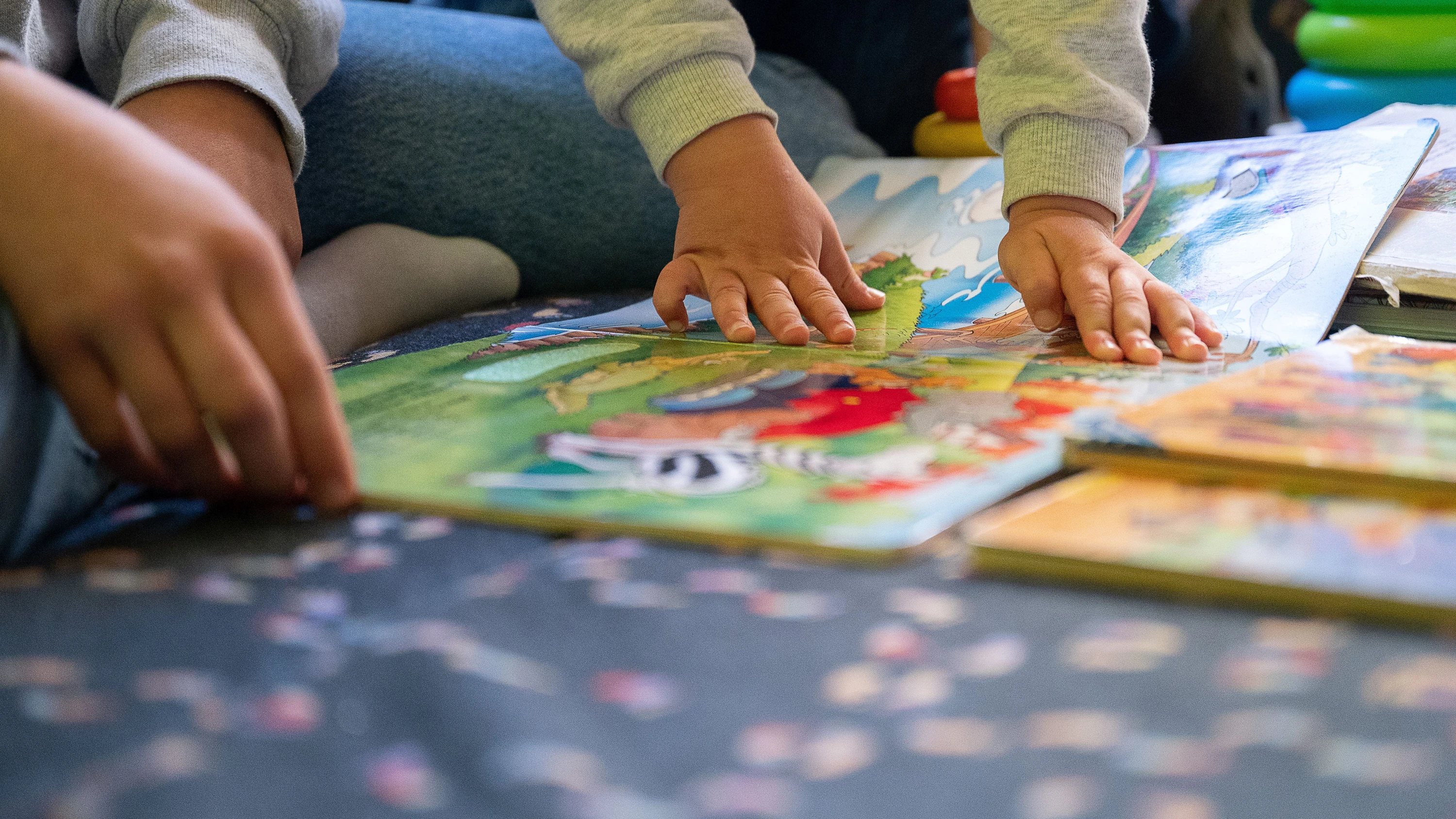 Anfänger: Die Bilderbücher für die ganz KIeinen in einer Marburger Kindertagesstätte sparen zwar an Texten, der Sprachförderung können sie trotzdem dienen. - dpa