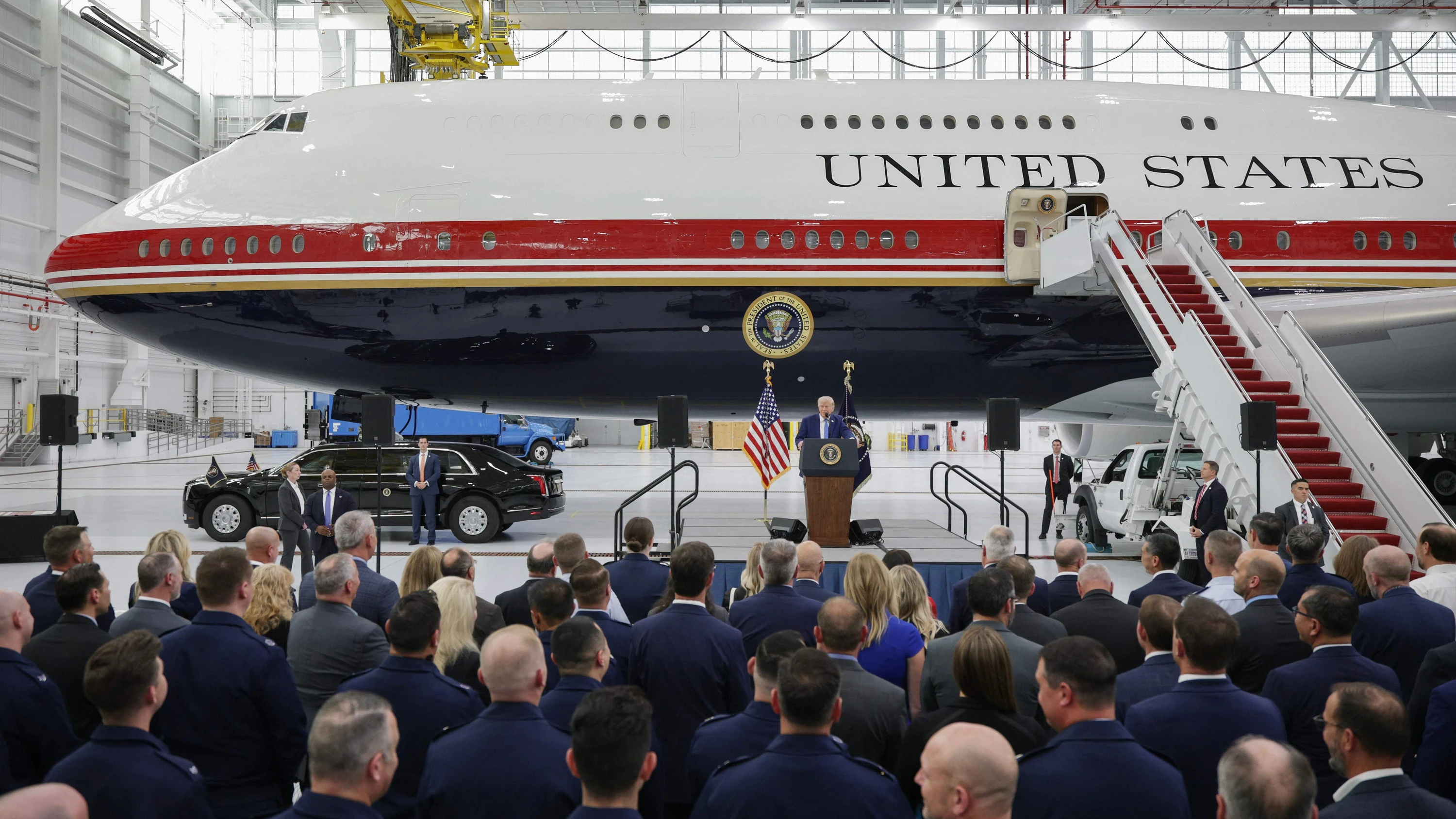 Neue „Air Force One“: Trump zeigt katarische Boeing 747