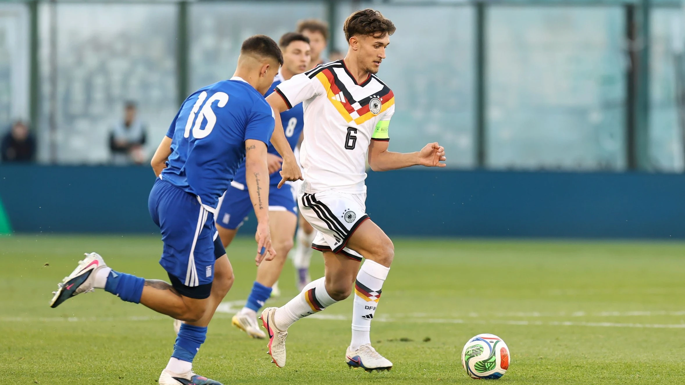U-21-Kapitän Tom Bischof – hier im EM-Qualifikationsspiel im März gegen Griechenland – wechselt in den A-Kader. - dpa